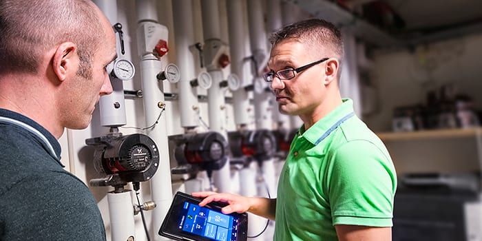 Martin Vesterbæk (th.), senior projektleder i EWIIs energirådgivning, bruger EWIIs eksisterende viden og erfaringer med at anvende prognoser i det nye projekt CASH-Pump.