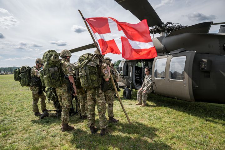 Danske Hjemmeværnssoldater får undervisning i at komme ind og ud af helikopter