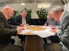 Underskrifterne bliver sat på aftalen af de fire parter: Blik- og Rørarbejderforbundet, TEKNIQ Arbejdsgiverne, 3F Industri og Dansk Metal.