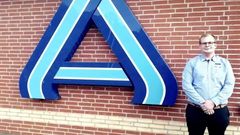 Butikschef Martin Pedersen foran den gamle Aldi-butik på Prins Jørgens Allé 2. Fredag den 27. november rykker han og det øvrige personale til den nybyggede butik på Bryggervangen 4