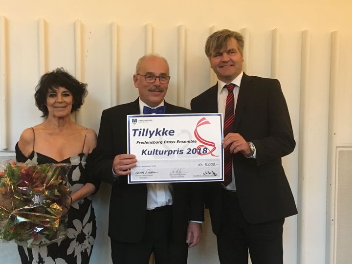 Kulturprisen 2020 blev tildelt Fredensborg Brass Ensemble. som på billedet er repræsenteret af Knud Ditlevsen. Kulturprisen blev overrakt af borgmester Thomas Lykke Pedersen og formand for Kulturudvalget Ulla Hardy-Hansen.