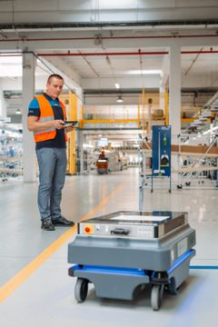 Den lette betjening af MiR-robotter gør det muligt for dem at blive brugt af personalet uden nogen teknisk eller programmeringsmæssig baggrund. Dette gør det muligt for os effektivt at bruge robotterne uden at foretage store investeringer i at uddanne medarbejderne i sammenhæng med den nye teknologi, siger Paolo Aliverti, Logistics Program Manager Industry 4.0, Whirlpool.