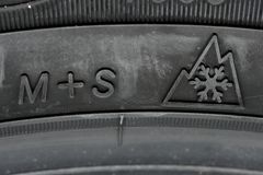 Her er et vinterdæk egnet til europæiske forhold. Ved siden af M+S-mærkningen ses snefnugsymbolet, som er garantien for, at dækket er beregnet til kørsel under vinterlige betingelser. (foto: Michael Eisenberg)