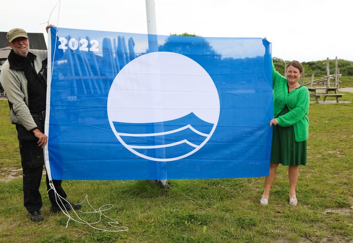 Borgmester Merete Amdisen med Blå Flag i Ishøj Strandpark