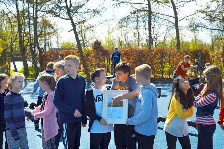 Glade børn på Flakkebjerg Skole i Slagelse var blandt de 10 modtagere af 10.000 kr. i 2015