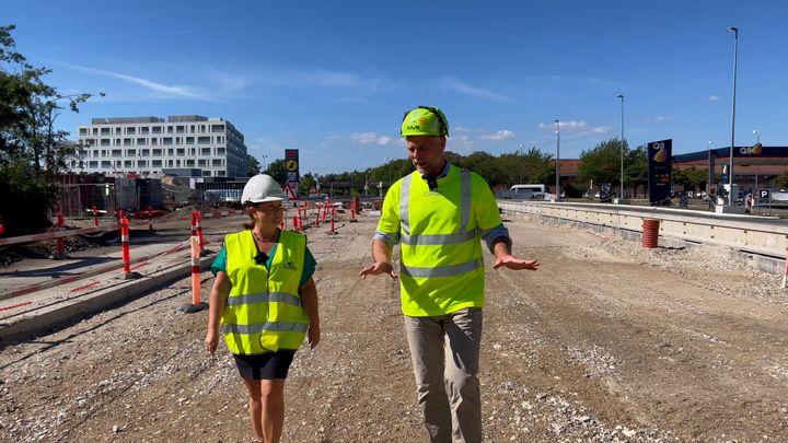 Projektchef Ulrik von Voss fortæller borgmester Merete Amdisen om arbejdet med sikkerhedskulturen på letbanestrækningen i Ishøj