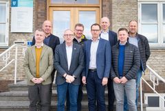 På billedet ses vicedirektør fra Tech College Kjeld Skovsgård, direktør på Tradium Lars Michael Madsen, bestyrelsesformand for Erhvervsskolerne Aars, Jesper Nielsen, Borgmester Mogens Jespersen, kommunaldirektør Lars Clement, formand for Dansk Byggeri Nordjylland, Henrik Holm, lokalformand for Dansk Byggeri Mariagerfjord, Verner H. Kristiansen, bestyrelsesmedlem i Dansk Byggeri Nordjylland, Flemming Madsen.