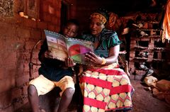 Familie i Tanzania læser hjemmeskolematerialerne, som er udviklet i PlayMatters-programmet. Foto: International Rescue Committee