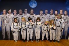 I sommerferien på Steno Museet kan man trække i rumdragten og tage en selfie med de 12 måneastronauter. Foto: Erik Balle og Science Museerne