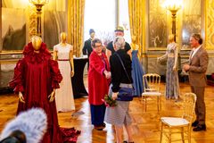 H.M. Dronningen hilser på skuespiller , Ghita Nørby og designer Nicholas Nybro i særudstillingen, "På de onede gulve" Foto: Thorkild Jensen