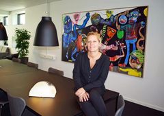 Sandra Büchel, produktchef hos Lyspunkt, forklarer, at indkøb af lyskilder kan være yderst kompliceret og opfordrer kraftigt til at man henvender sig til fagpersoner. Foto: PR.