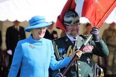 H.M. Dronning Margrethe d. II overrækker den nye fane til oberst Flemming Agerskov.