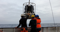 Foto Alvise Vianello:  "Forskerne undersøger de oceanografiske parametre ombord på ekspeditionsskibet He578"