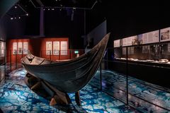 Gokstadbåden i udstillingen på Moesgaard. Foto: Moesgaard Museum