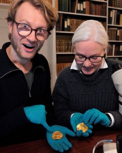 Krister Vasshus and Lisbeth Imer found the inscription on the bracteate, which Lisbeth is holding in her hand, saying "He is Odin's Man". Photo: John Fhær Engedal Nissen