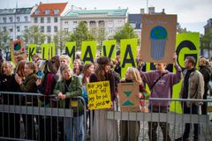 Aktivister i Den Grønne Ungdomsbevægelse til demonstration ved Folketingets Åbning d. 4. oktober. Foto: Den Grønne Ungdomsbevægelse.