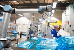 Hos emballageproducenten Plus Pack har BILA med robotteknologi bidraget til et forbedret arbejdsmiljø: En robotarm fra Universal Robots har reduceret antallet af manuelle løft med 145 kilo i timen.