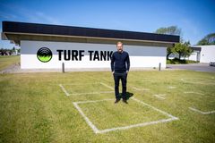 Den 34-årige CEO Olav Bjørn Jørgensen blev headhuntet som CEO for Turf Tank og kom fra en international karriere først hos McKinsey&Company og herefter som topchef for iværksættervirksomhed i elcykelbranchen i Holland.