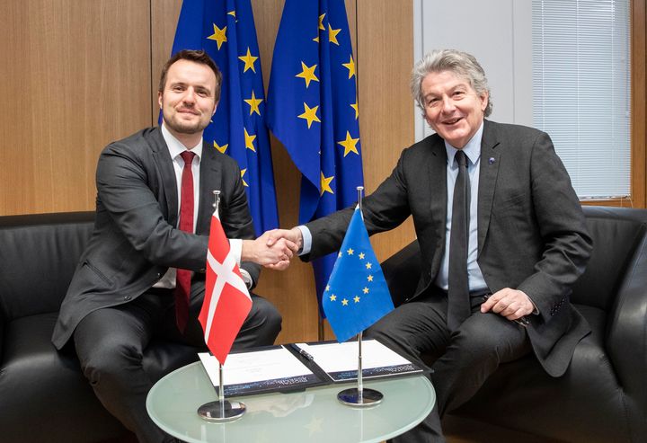 Erhvervsminister Simon Kollerup og EU-kommissær Thierry Breton ved underskrivelsen.