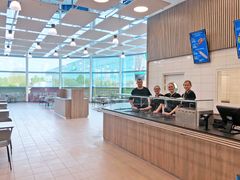 For at gøre indkøbsturen så hyggelig som muligt opruster Biltema på caféfronten, og i varehuset i Odense er den nye rummelige café – med god plads til at holde afstand – netop blevet åbnet. Foto: PR.