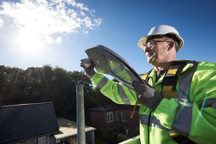 Når dagene bliver kortere, skal gadebelysningen være tændt tilsvarende længere. Det skaber travlhed hos EWII Teknik, der står for vedligehold af gadelys i fire kommuner. Foto: EWII