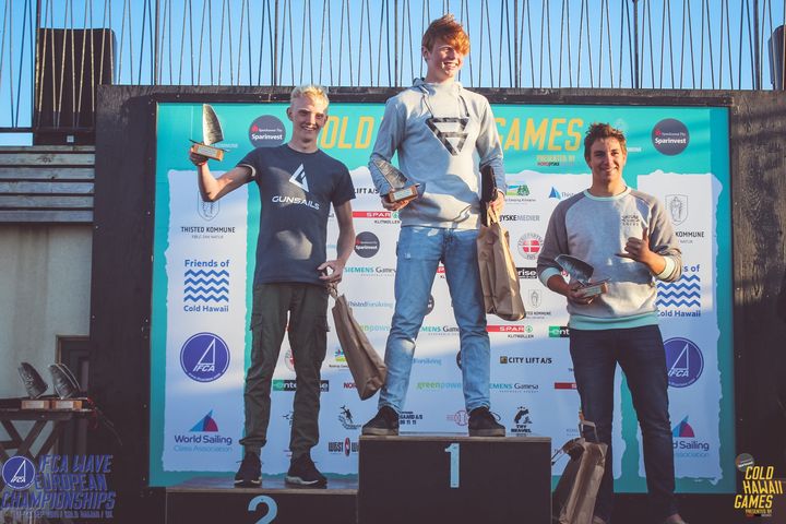 Youth U21 Top 3 : 1 Simon Thule Kristensen DEN | 2019 IFCA Wave European Champion
2 Nick Spangenberg GER
3 Finn Kroll GER - FOTO : Ruben Petrise