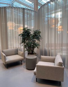 I atriummet er der både mulighed for at spise frokost og dele rummet op for at arbejde eller holde uformelle møder. Foto: Telia