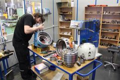 Tekniker Lars Plumhoff  er en af de medarbejdere, der arbejder med reparationer og vedligehold af ældre modeller af produktions- og værktøjsmaskiner. Foto: PR