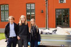 ”Det betyder noget at gøre en forskel”. Micas Terp, Ea Cornelia Lindbjerg Hansen og Sofie Pallisgaard samlet foran dagens samlede skraldefangst. Foto: Herlufsholm Skole