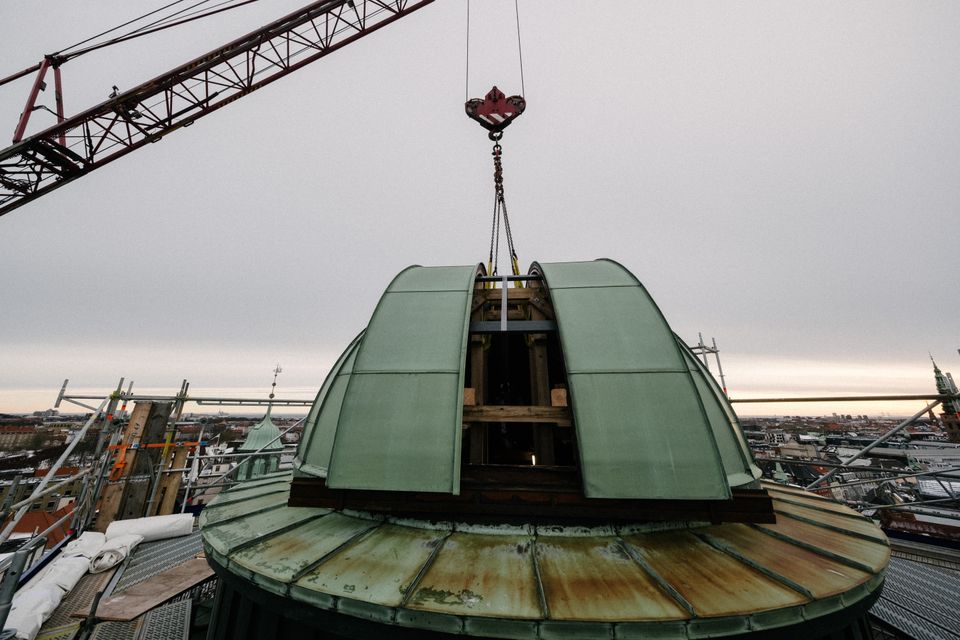 Kuplen klar til nedhejsning_Foto Malthe Ivarsson