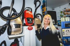 Flere og flere danskere supplerer den klassiske gulvstøvsuger med ledningsfri og håndholdte modeller. Det får os til at ændre vores rengøringsvaner til det bedre, fortæller direktør i Støvsugerbanden, Nicole Kiel Broch. Foto: PR.