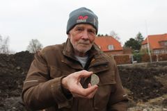 Da metaldetektorfører Flemming Kurzweg fandt blyklumpen i efteråret 2022, vidste hverken han eller museets arkæologer, hvor vigtige fortællinger den rummede. Foto: Lars Meldgaard Sass Jensen / ROMU