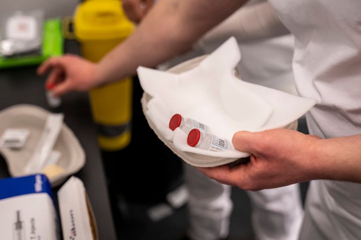 Region Hovedstaden melder løbende ud, når der bliver nye tider tilgængelige, og når tiderne er blevet booket. Det sker på regionh.dk samt sociale medier. Pårørende opfordres til at hjælpe de ældre med at holde øje med nye tider og booke på vacciner.dk. Scanpix