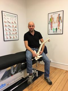 Fem råd fra kiropraktor Anders Lauritsen kan hjælpe dig til en sundere kropsholdning med færre spændinger og smerter i løbet af arbejdsdagen. Foto: PR.