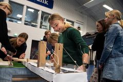 Eleverne skal bygge deres eget bud på skywalk i opgaven udviklet sammen med Dansk Byggeri.