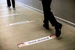 Afstandsmærker til skolens gulvarealer kan nu bestilles af alle skoler i Danmark, som i denne omgang også får klistermærker til toiletter, som minder elever om at vaske hænder og spritte af.