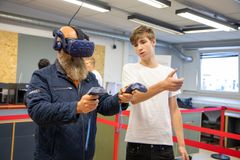 Elev Simon Alexander Arnby (tv) viser VR til Ole Heinager, direktør for Next Uddannelse og formand for DEG
