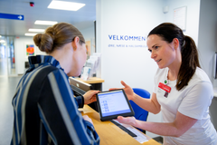 Offentlige arbejdspladser samarbejder på livet løs om nye løsninger. F.eks. Nordsjællands Hospital, hvor et samarbejde med en privat virksomhed har ført til en ny app, der forkorter ventetiden for patienter, sikrer langt bedre information og sparer sygeplejerskerne for tid, de bedre kan bruge på andre opgaver. (Foto: Nils Lund)