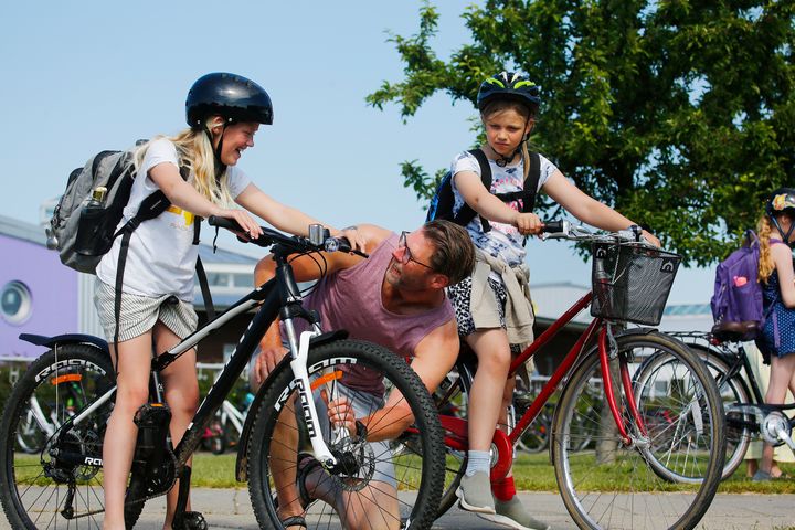 Skolebørn cykler i Cyklistforbundets kampagne, Alle Børn Cykler. Foto: Jens Hasse
