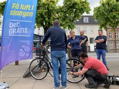 Kampagnen blev lanceret fredag den 20. maj i Vejle, hvor transportminister Trine Bramsen stod klar til at fintune vejlensernes cykler sammen med lokale cykelsmede. Foto: Vejdirektoratet.