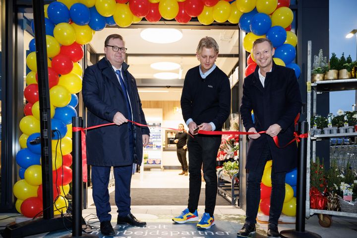 Butikschef Ricky Meyer (i midten), Dragør borgmester, Kenneth Gøtterup (K) 
 (tv.) og regionsdirektør i Lidl Peter Rønne (th.) klippede den røde snor til Lidls nye butik.