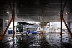 Hurtigfærgernes vogndæk forvandles til flydende busterminaler, hvor et busskifte på færgen åbner for en række nye muligheder for Kombardo Expressens gæster.