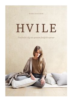 Marie Haulrik lever et liv med en bevidst hvilepraksis. Her ses hun på bogens forside.
