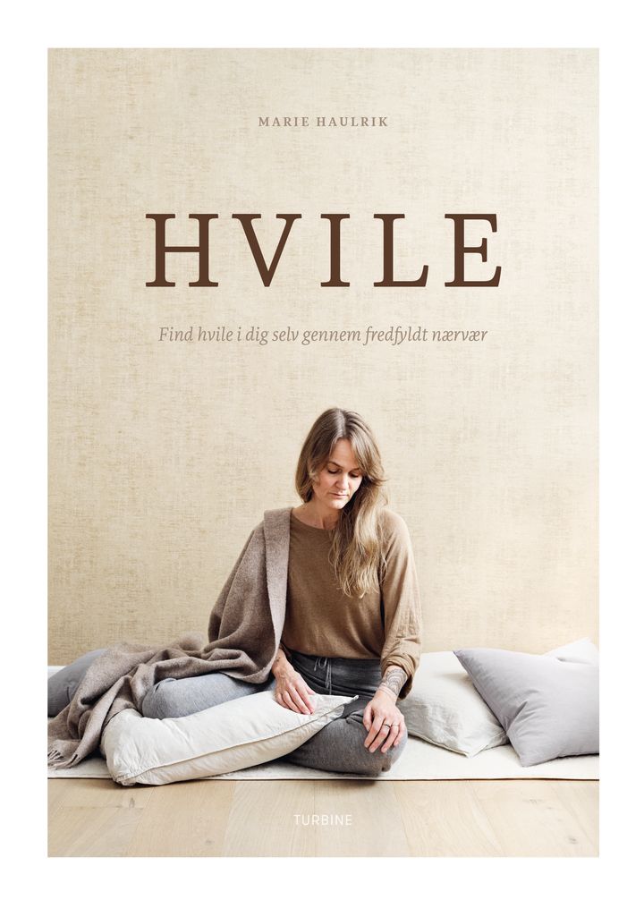 Marie Haulrik lever et liv med en bevidst hvilepraksis. Her ses hun på bogens forside.