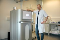 Læge Torben Mikkelsen fra Børn- og unge ved den nye maskine til DNA-sekventering
