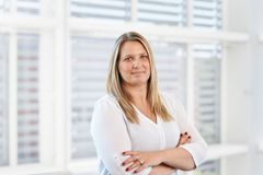 Som virksomhedsejer har man meget at se det, og navnlig op til jul er der ekstra travlt i mange brancher. Men det er altså også vigtigt, at man prioriterer tiden til at få afsluttet lønåret korrekt. Det er vigtigt at understrege, at man virkelig kan spare sig selv for meget administrativt besvær, hvis man har helt styr på afslutningen af året, siger Lene Bech fra Visma DataLøn.