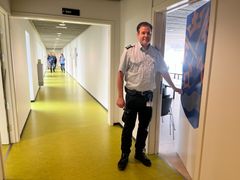 Rådhusbetjent Robert Jacobsen Hvalkof på gangen til mødelokalerne