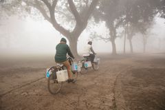 Vacciner er sensitive overfor temperaturskift og må fragtes i kølebokse på cykel, for at nå frem til fjerntliggende landsbyer i Bangladesh, mens de fortsat er kolde og virksomme.