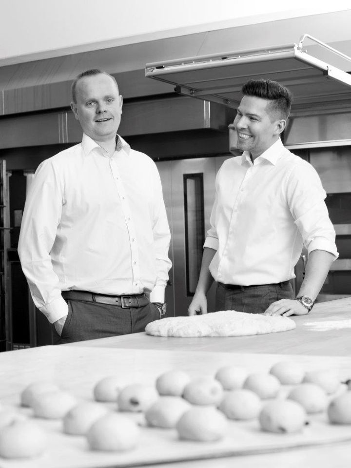Steffen Bagge (th.) og Anders Høy droppede I 2017 deres fuldtidsjobs for at udleve deres fælles passion for bagværk i iværksættervirksomheden Smart Bake. Nu har virksomheden indgået den hidtil største aftale som leverandør af kager til samtlige cafeer i den globale juice-succes Joe & The Juice. Foto: PR.