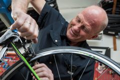 Allerede dagen efter operationen var Per Pedersen klar til at genoptage arbejdet i sin cykelforretning, hvor han problemfrit kunne se de mange små cykeldele uden briller .Foto: PR.